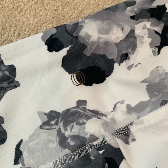 Balance Collection Women’s High Rise Capri Floral White Black Abstract Size M - Picture 5 of 5